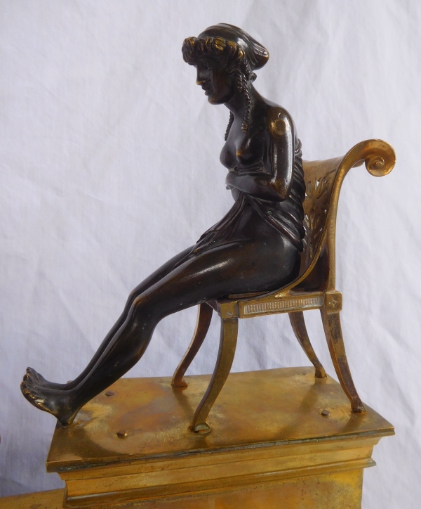 Barre de cheminée aux Etrusques, époque Empire, bronze doré, dans le goût de Claude Galle