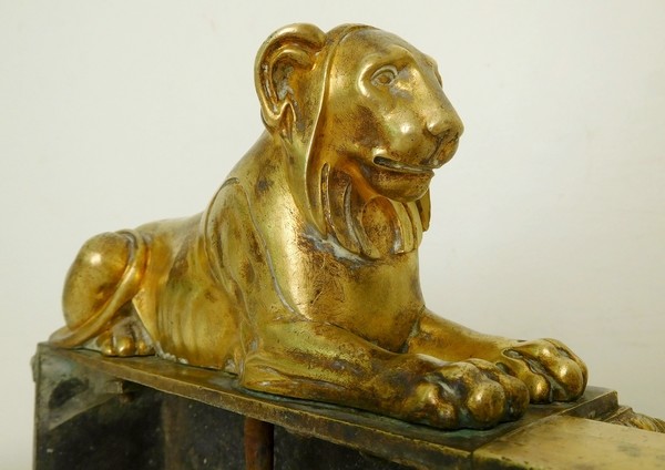 Barre de cheminée aux lionnes en bronze doré d'époque Empire par Claude Galle