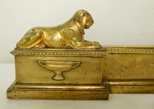 Barre de cheminée aux lionnes en bronze doré d'époque Empire par Claude Galle