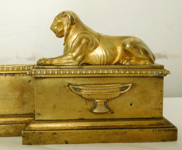 Barre de cheminée aux lionnes en bronze doré d'époque Empire par Claude Galle