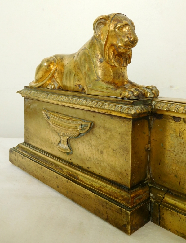 Barre de cheminée aux lionnes en bronze doré d'époque Empire par Claude Galle