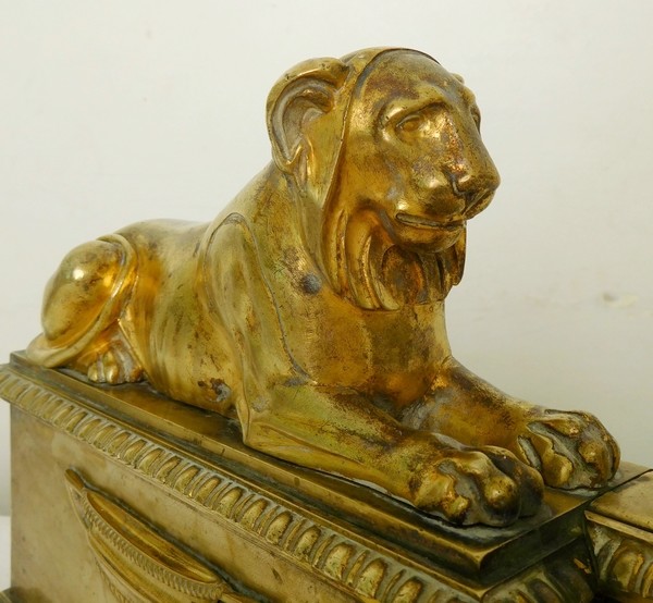 Barre de cheminée aux lionnes en bronze doré d'époque Empire par Claude Galle