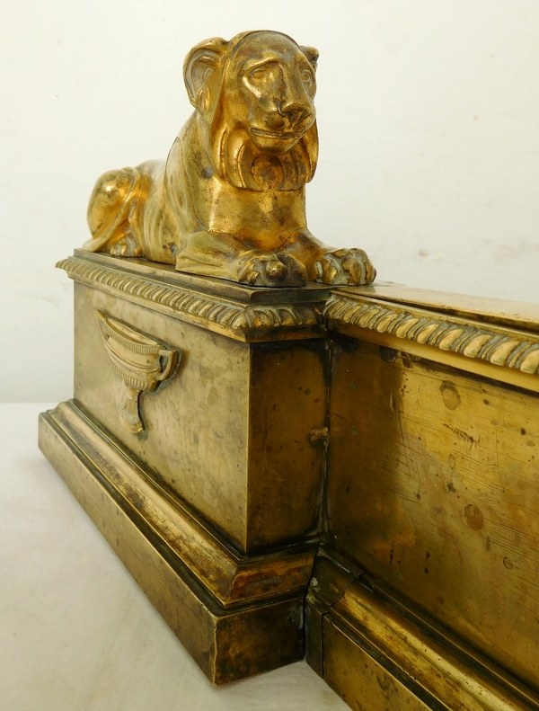 Barre de cheminée aux lionnes en bronze doré d'époque Empire par Claude Galle