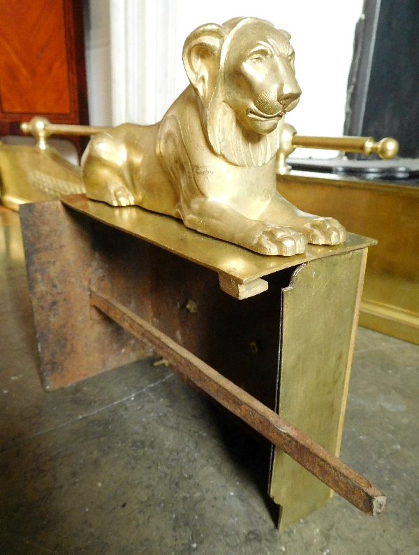 Barre de cheminée aux lions, époque Empire (modèle Claude Galle) en bronze ciselé & doré