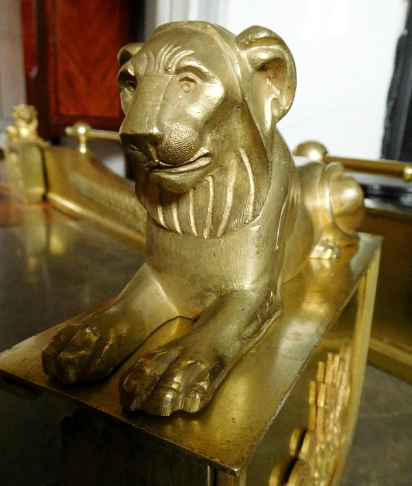 Barre de cheminée aux lions, époque Empire (modèle Claude Galle) en bronze ciselé & doré