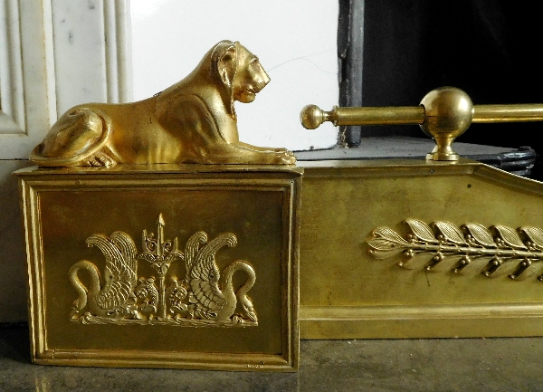 Barre de cheminée aux lions, époque Empire (modèle Claude Galle) en bronze ciselé & doré