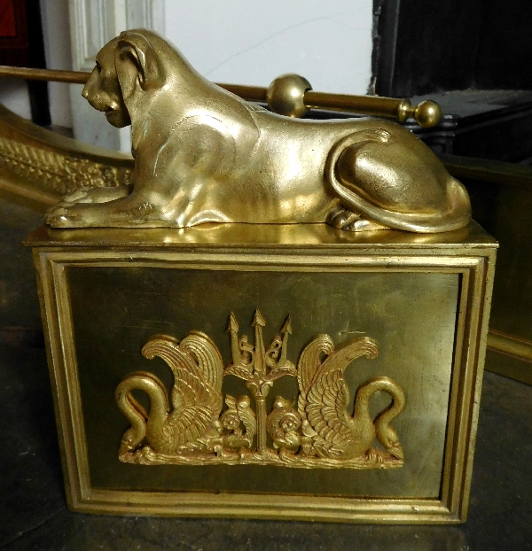 Barre de cheminée aux lions, époque Empire (modèle Claude Galle) en bronze ciselé & doré