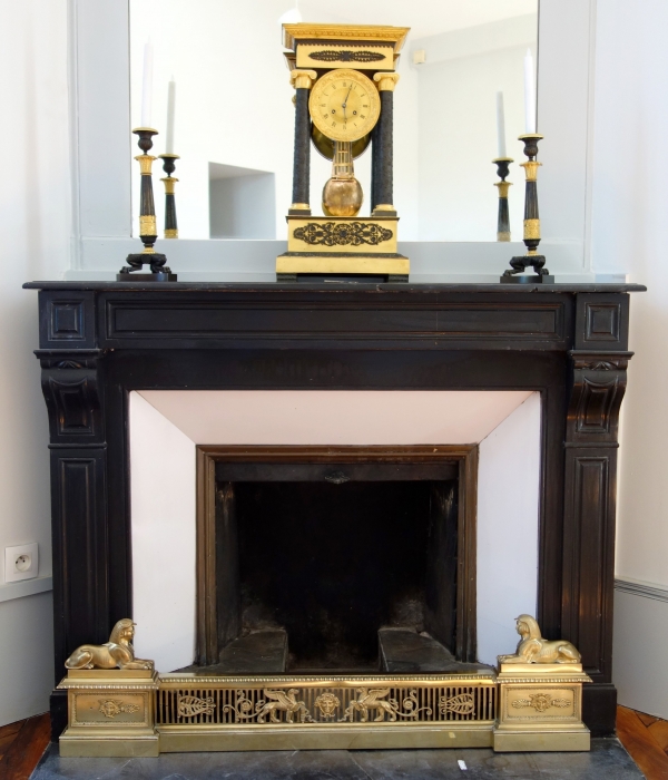 Barre de cheminée d'époque Empire en bronze doré, modèle aux sphinges, variante modèle de Fontainebleau