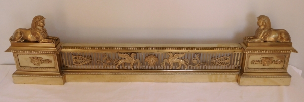 Barre de cheminée d'époque Empire en bronze doré, modèle aux sphinges, variante modèle de Fontainebleau