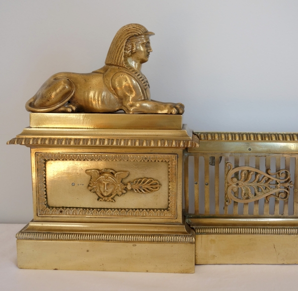 Barre de cheminée d'époque Empire en bronze doré, modèle aux sphinges, variante modèle de Fontainebleau