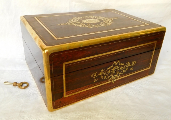  Mahogany veneered jewellery box, brass inlay, amaranth and celadon-colored silk inside, Napoleon III production, mid 19th century circa 1840 - 1850.  No monogram engraved in the cartouche.  In very good condition.