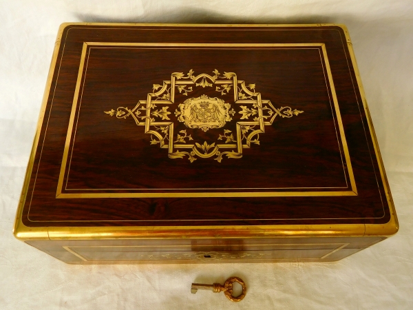  Mahogany veneered jewellery box, brass inlay, amaranth and celadon-colored silk inside, Napoleon III production, mid 19th century circa 1840 - 1850.  No monogram engraved in the cartouche.  In very good condition.