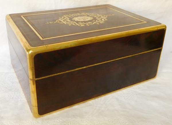  Mahogany veneered jewellery box, brass inlay, amaranth and celadon-colored silk inside, Napoleon III production, mid 19th century circa 1840 - 1850.  No monogram engraved in the cartouche.  In very good condition.