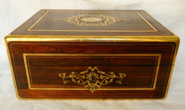  Mahogany veneered jewellery box, brass inlay, amaranth and celadon-colored silk inside, Napoleon III production, mid 19th century circa 1840 - 1850.  No monogram engraved in the cartouche.  In very good condition.