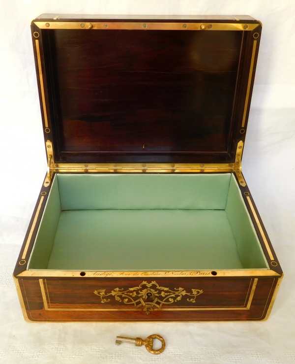  Mahogany veneered jewellery box, brass inlay, amaranth and celadon-colored silk inside, Napoleon III production, mid 19th century circa 1840 - 1850.  No monogram engraved in the cartouche.  In very good condition.