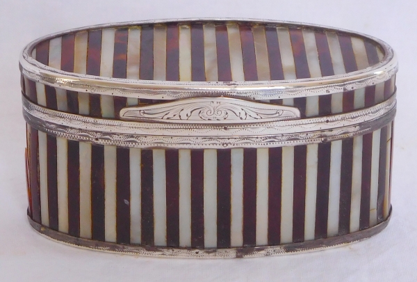 Boîte en marqueterie d'écaille, de nacre et monture en argent - époque Louis XVI