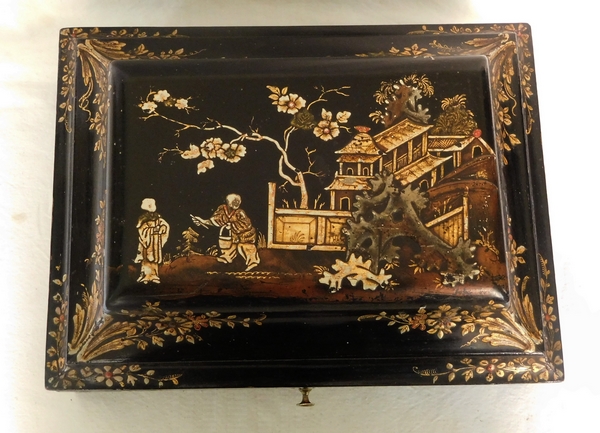 Louis XV wig box - Chinese style lacquered decoration - 18th century