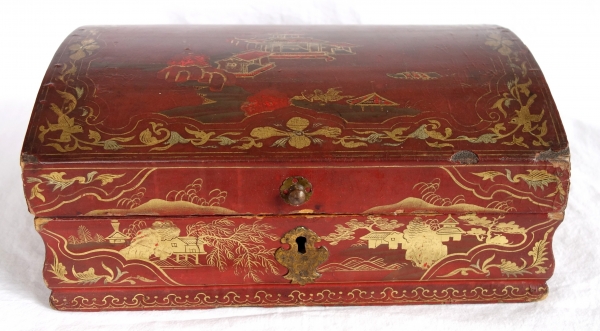 Boîte coffret à perruque en bois laqué rouge & or (vernis Martin) à décor de chinoiseries, époque Louis XV