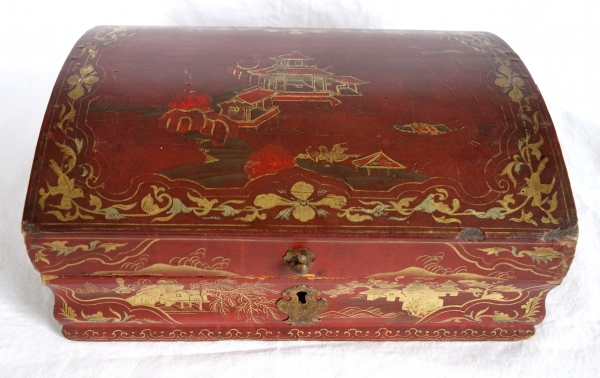 Boîte coffret à perruque en bois laqué rouge & or (vernis Martin) à décor de chinoiseries, époque Louis XV