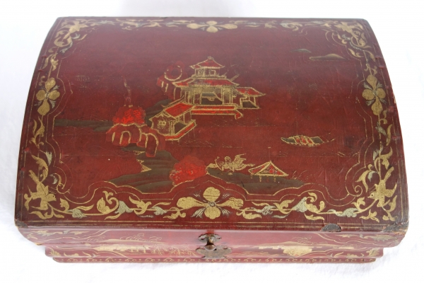 Boîte coffret à perruque en bois laqué rouge & or (vernis Martin) à décor de chinoiseries, époque Louis XV