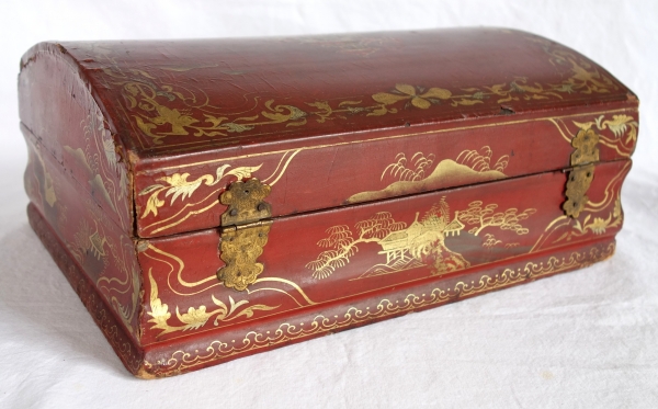 Boîte coffret à perruque en bois laqué rouge & or (vernis Martin) à décor de chinoiseries, époque Louis XV