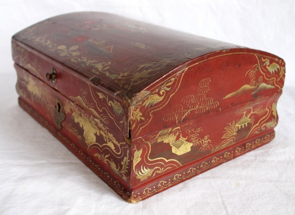 Boîte coffret à perruque en bois laqué rouge & or (vernis Martin) à décor de chinoiseries, époque Louis XV