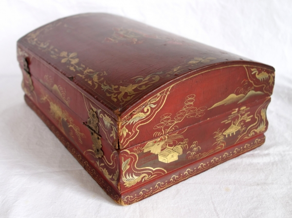 Boîte coffret à perruque en bois laqué rouge & or (vernis Martin) à décor de chinoiseries, époque Louis XV