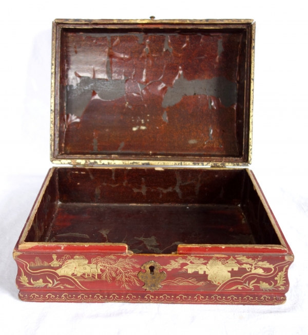 Boîte coffret à perruque en bois laqué rouge & or (vernis Martin) à décor de chinoiseries, époque Louis XV