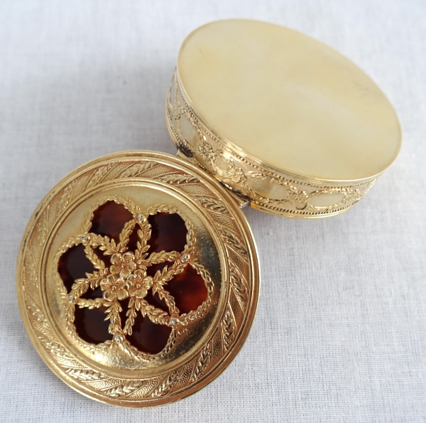 Hénin & Cie : boîte ronde en vermeil et écaille dans le goût russe - 63g - poinçon Minerve