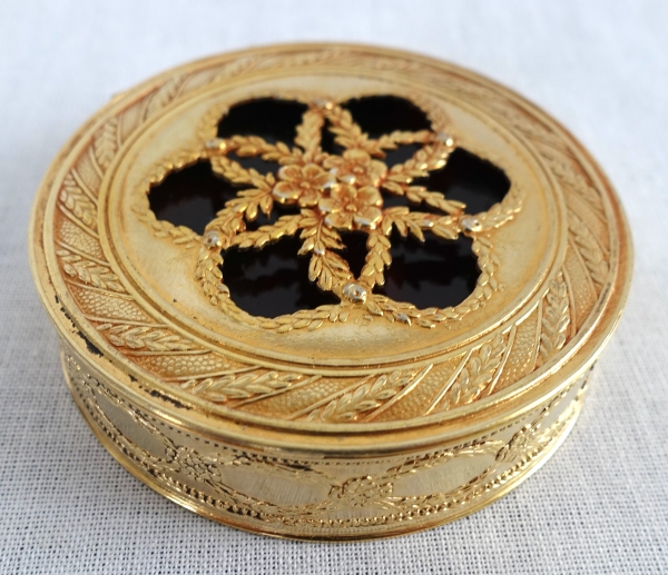 Hénin & Cie : boîte ronde en vermeil et écaille dans le goût russe - 63g - poinçon Minerve