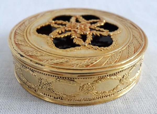 Hénin & Cie : boîte ronde en vermeil et écaille dans le goût russe - 63g - poinçon Minerve