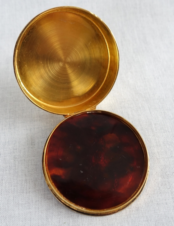Hénin & Cie : boîte ronde en vermeil et écaille dans le goût russe - 63g - poinçon Minerve