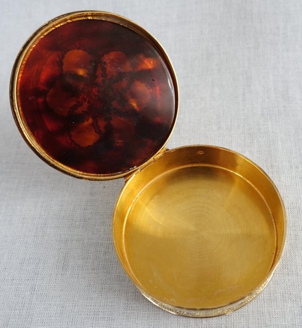 Hénin & Cie : boîte ronde en vermeil et écaille dans le goût russe - 63g - poinçon Minerve