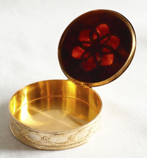 Hénin & Cie : boîte ronde en vermeil et écaille dans le goût russe - 63g - poinçon Minerve