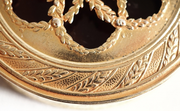 Hénin & Cie : boîte ronde en vermeil et écaille dans le goût russe - 63g - poinçon Minerve