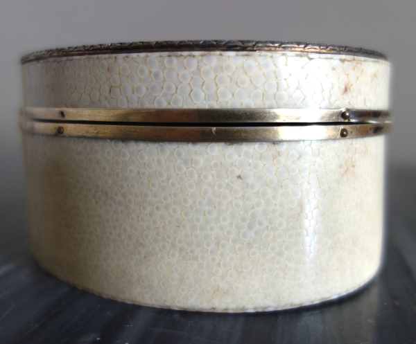 Russie - Saint Petersbourg - Boîte à bijoux en galuchat, vermeil et fixé sous verre 12cm