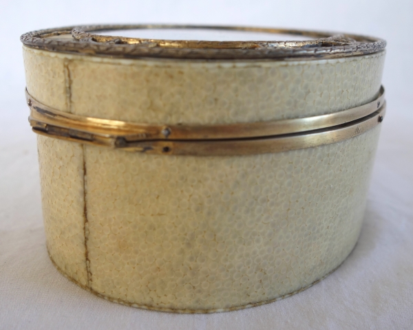 Russie - Saint Petersbourg - Boîte à bijoux en galuchat, vermeil et fixé sous verre 12cm