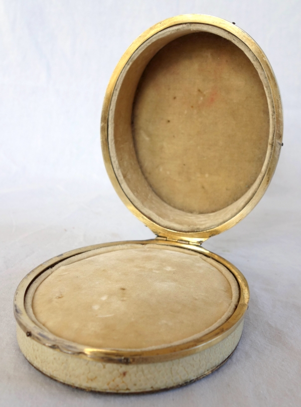 Russie - Saint Petersbourg - Boîte à bijoux en galuchat, vermeil et fixé sous verre 12cm