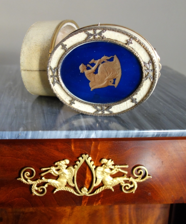 Russie - Saint Petersbourg - Boîte à bijoux en galuchat, vermeil et fixé sous verre 12cm