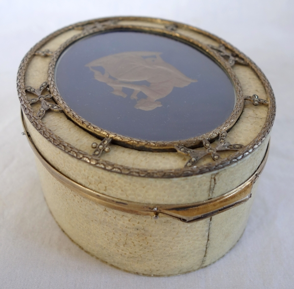 Russie - Saint Petersbourg - Boîte à bijoux en galuchat, vermeil et fixé sous verre 12cm