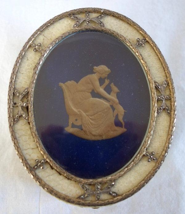 Russie - Saint Petersbourg - Boîte à bijoux en galuchat, vermeil et fixé sous verre 12cm