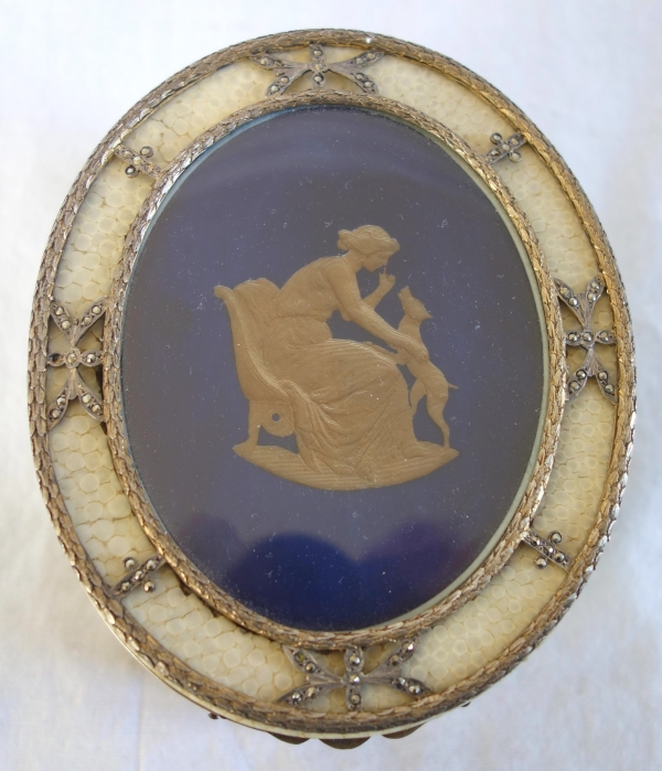 Russie - Saint Petersbourg - Boîte à bijoux en galuchat, vermeil et fixé sous verre 12cm