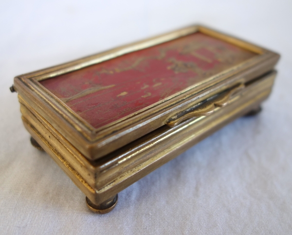 Boîte à pilules ou boîte à timbres en bronze et laque dans le goût de la Chine
