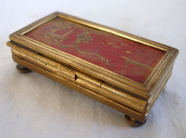 Boîte à pilules ou boîte à timbres en bronze et laque dans le goût de la Chine