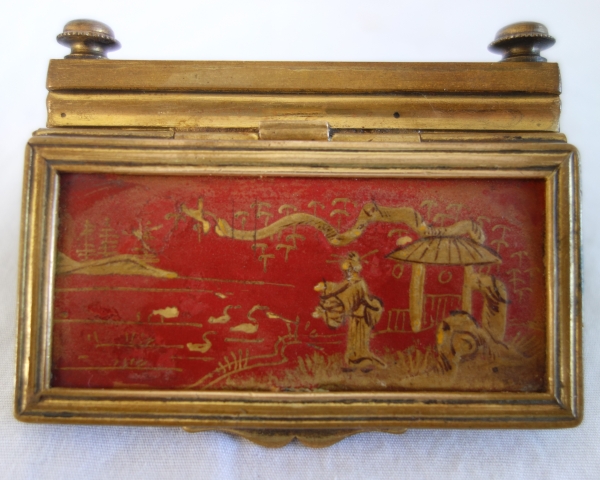 Boîte à pilules ou boîte à timbres en bronze et laque dans le goût de la Chine