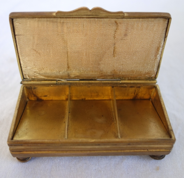 Boîte à pilules ou boîte à timbres en bronze et laque dans le goût de la Chine