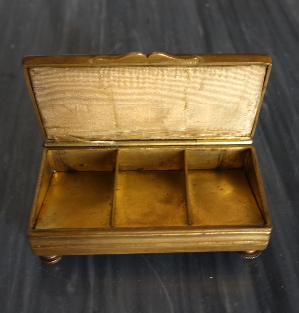 Boîte à pilules ou boîte à timbres en bronze et laque dans le goût de la Chine