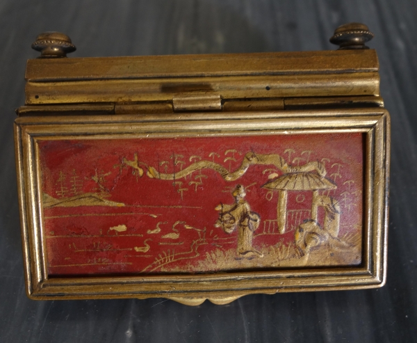 Boîte à pilules ou boîte à timbres en bronze et laque dans le goût de la Chine