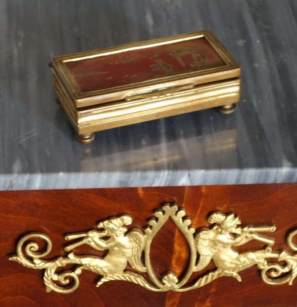 Boîte à pilules ou boîte à timbres en bronze et laque dans le goût de la Chine