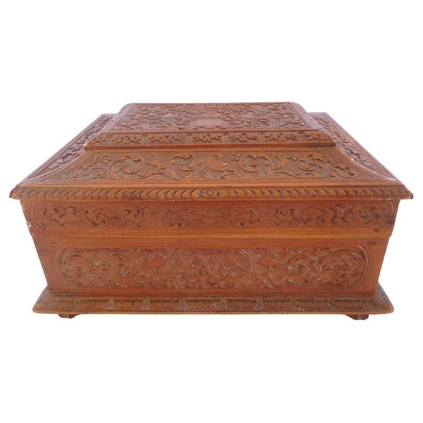 Rare late 17th century sculpted box made of Bagard wood, Louis XIV period